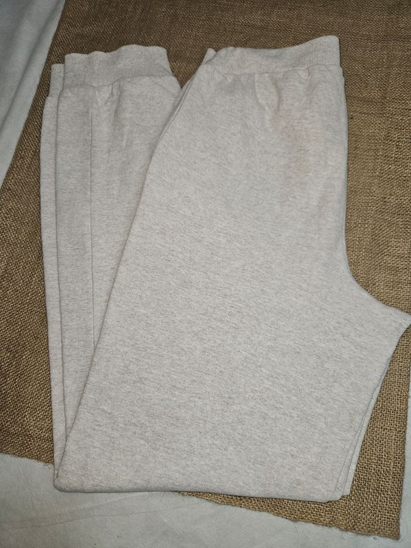 PANTALON DEPORTIVO, EN ALGODON, CON PUÑOS. COLOR GRIS. TALLE 16 YEARS - EQUIVALE A UN M.