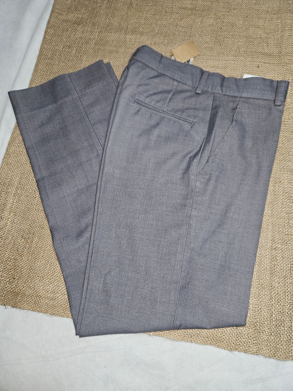 PANTALON DE UNIFORME, COLOR GRIS. TALLE 12/13. CON USO. MARCA HORA DEL COLE