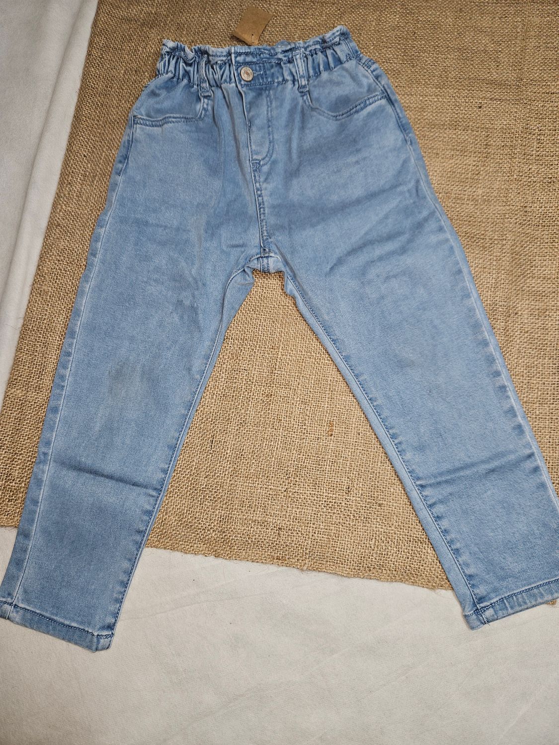 PANTALÓN TIPO BABUCHA, DE JEAN PARA NIÑA. CON PRETINA ELASTIZADA. TALLE 3-4. MARCA ZARA. TIENE PEQUEÑAS MANCHITAS EN RODILLAS.