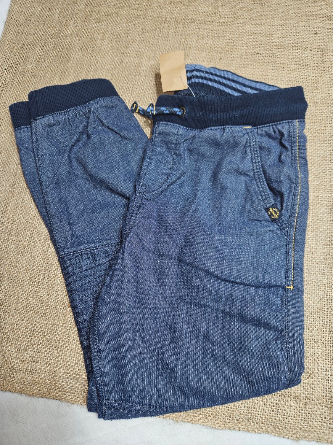 JEAN BABUCHA, CON CINTURA Y PUÑOS DE ALGODÓN ELÁSTICO. TALLE 6-7. MARCA HYM.