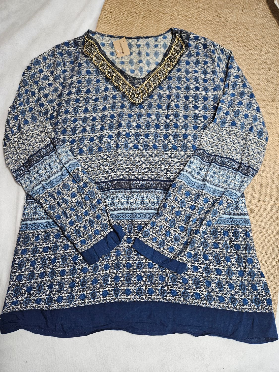 BLUSAS CAMISOLA, ESCOTE EN V, EN VISCOSA, CON PEDRERIA. TALLE M