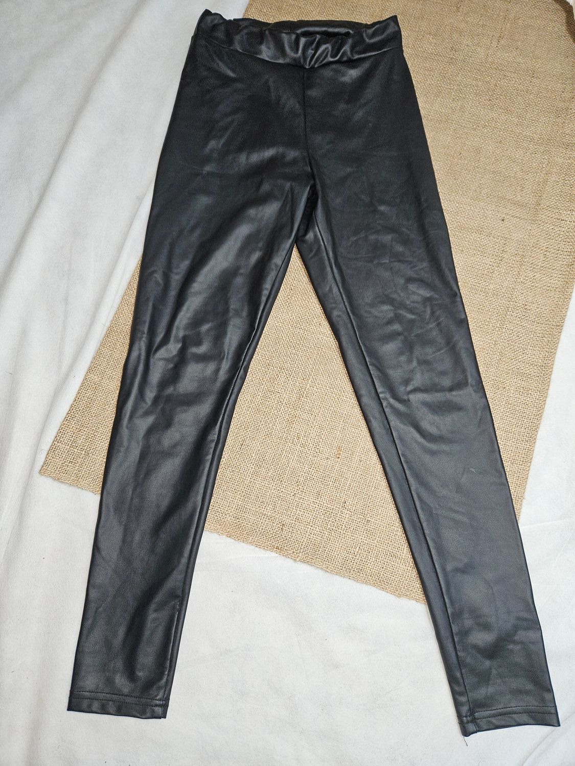 JEGGING ENGOMADA, TALLE XS. COLOR NEGRO. MARCA INDIAN.