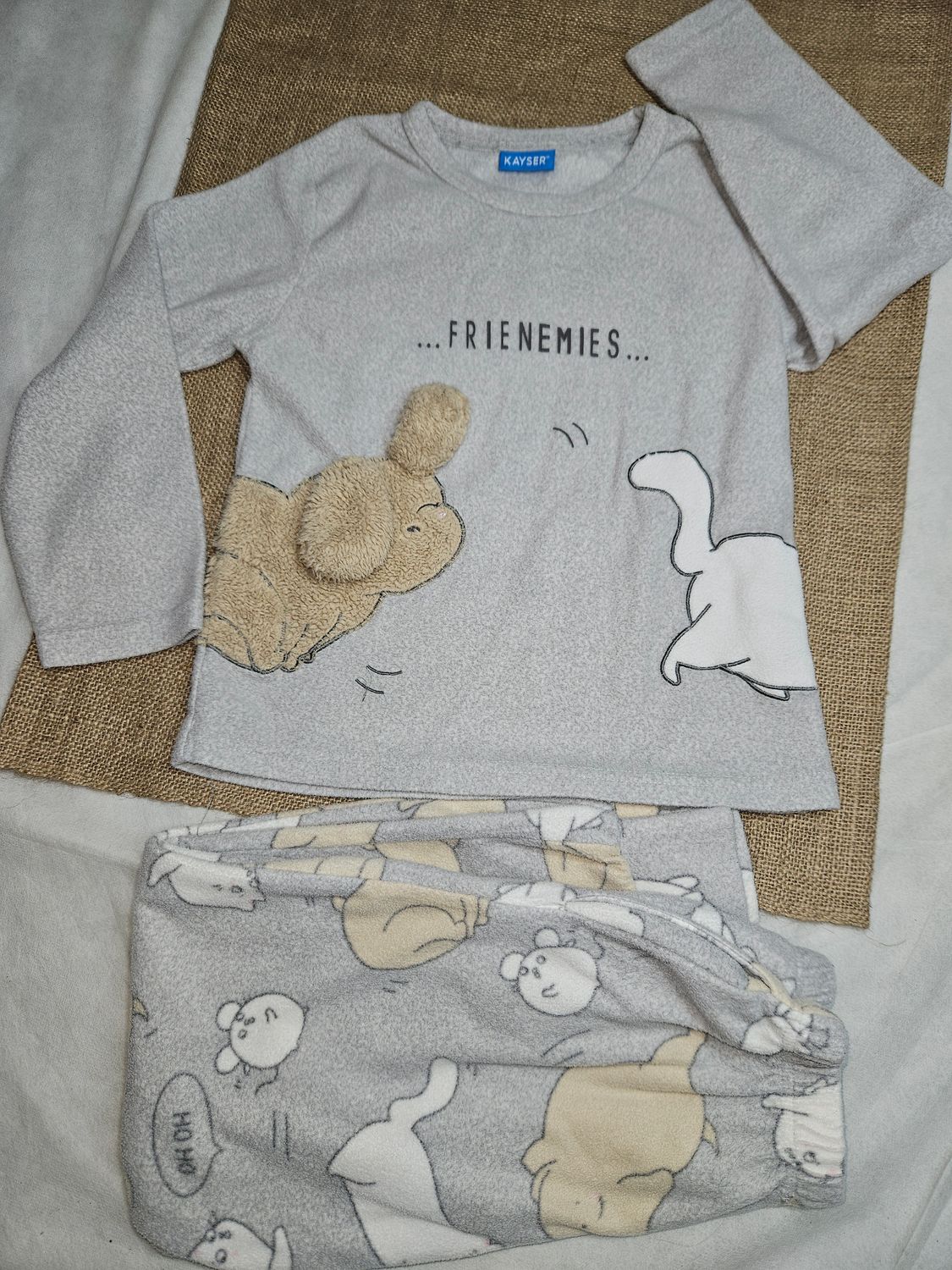 PIJAMA EN POLAR PARA NIÑO, PANTALON Y BUZO, TALLE 8. MARCA KAYSER. COLOR GRIS.