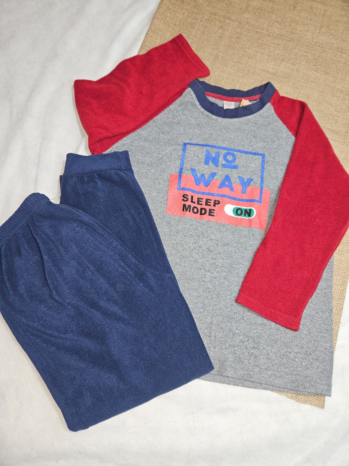PIJAMA EN POLAR FINO, PARA NIÑO, PANTALÓN Y BUZO. TALLE 12. MARCA SACKS