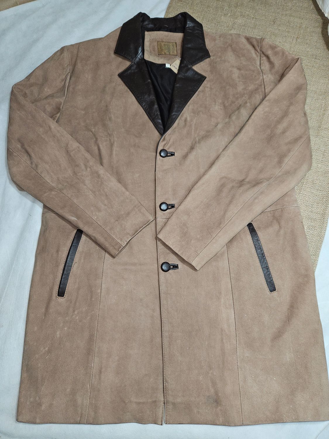 CHAQUETA DE CUERO, CON SOLAPA EN CUERO OSCURO, Y BOTONES FORRADOS. TALLE L. CUERO LEGÍTIMO HECHO EN MEXICO. MUY BUEN ESTADO