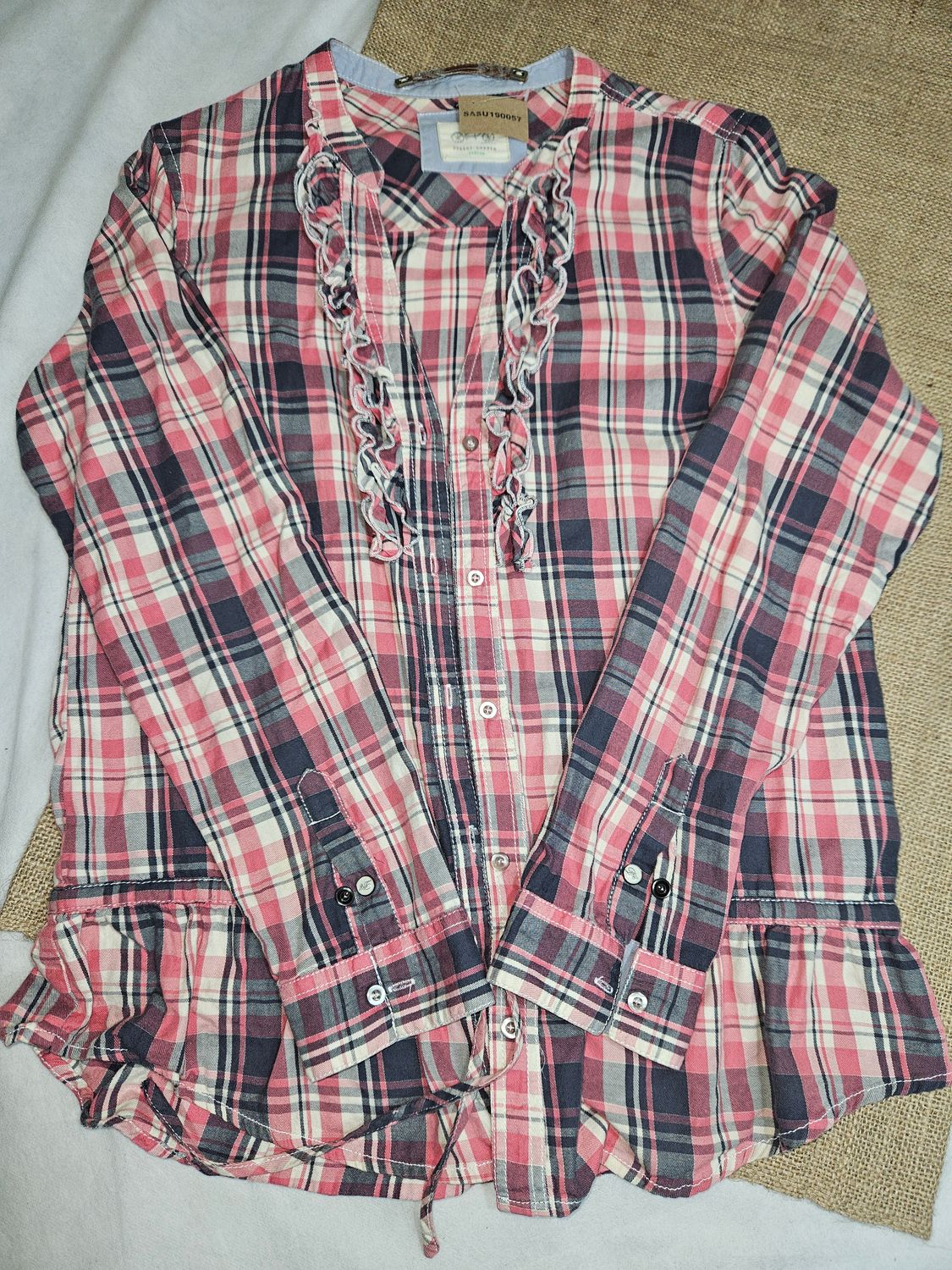 CAMISA DE DAMA, CUADRILLE, CON VOLADO EN ESCOTE, Y LAZO AJUSTABLE EN CINTURA. MARCA DANIEL CASSIN, TALLE M