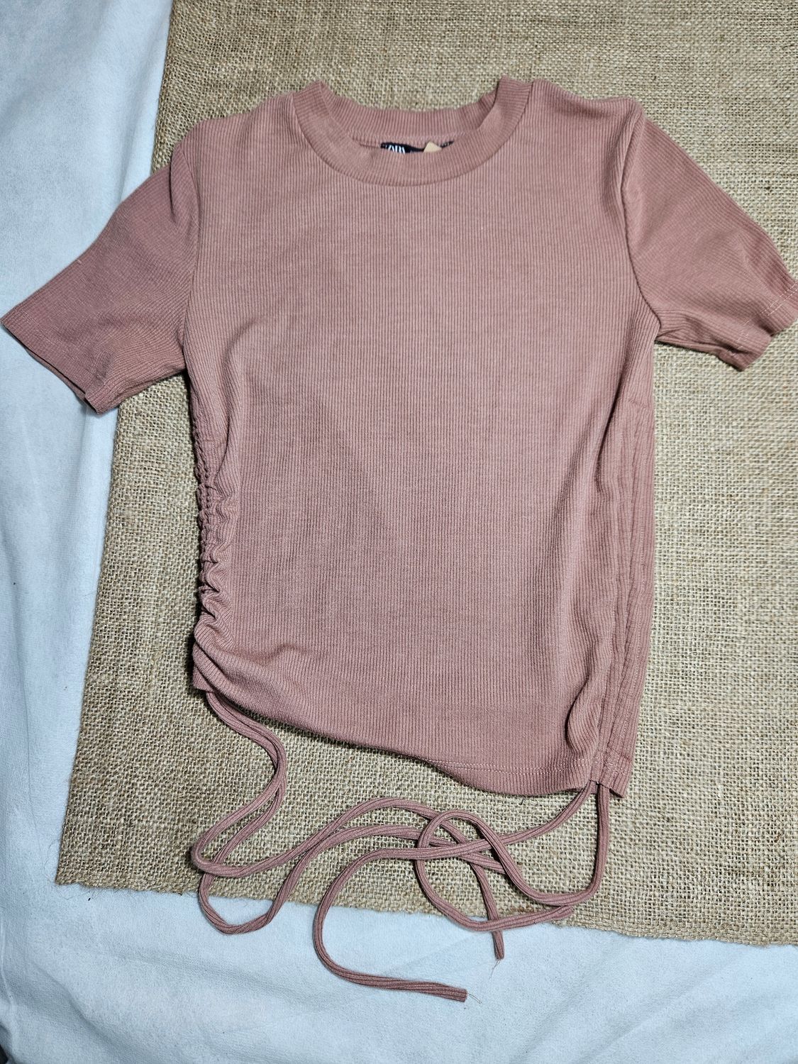 REMERA DE ALGODÓN, CUELLO A LA BASE, MANGA CORTA, CON TIRAS EN LOS COSTADOS PARA FRUNCIR. MARCA ZARA. TALLE S.