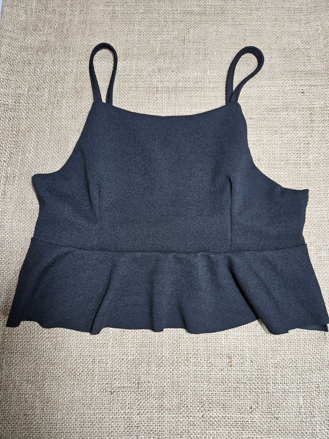 TOP BRETELES FINOS, CON VOLADO. COLOR NEGRO. TALLE S