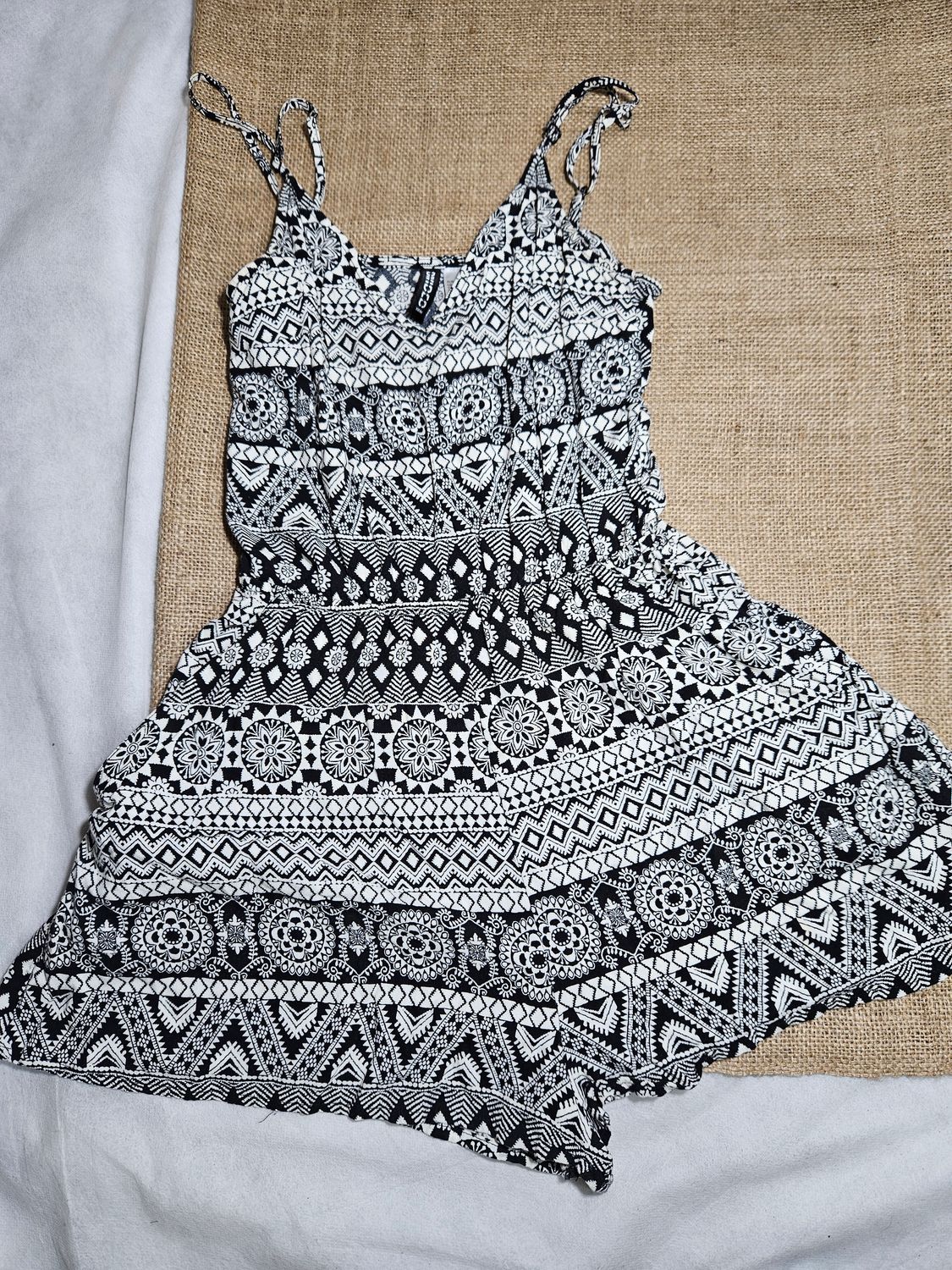 MONITO SHORT EN FIBRANA, ESTAMPADO NEGRO Y BLANCO, BRETELES FINOS Y CORTE EN LA CINTURA. MARCA HYM. TALLE XS/S (34 EUR)