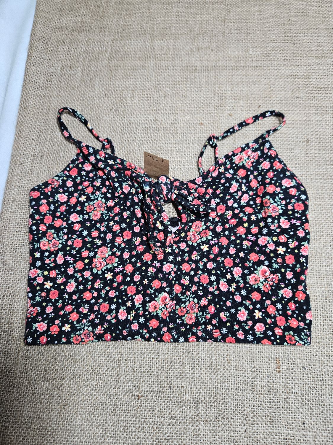 TOP DE ALGODÓN, CON NUDO AL FRENTE Y BRETELES FINOS. ESTAMPADO NEGRO CON FLORES. MARCA FOREVER 21. TALLE S