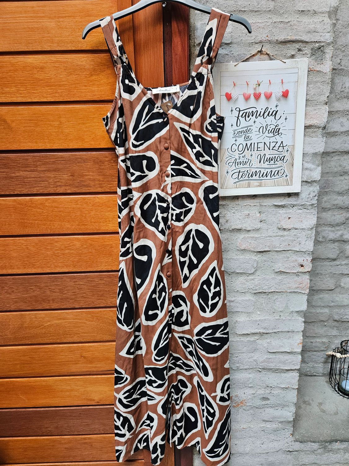 VESTIDO LARGO, CON BOLSILLOS. ESTAMPADO, SIN MANGAS, CON DETALLE DE ARO CAREY EN BRETELES, Y BOTONES EN EL FRENTE. MARCA LIMITE. TALLE 3 (CHICO - M)