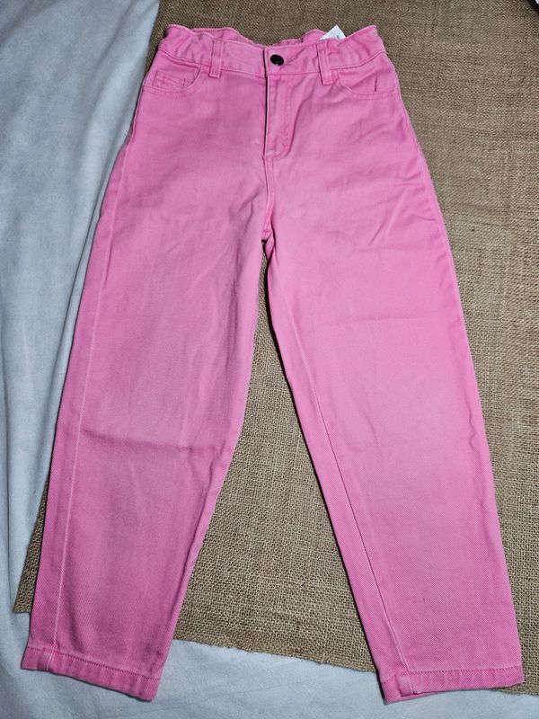 PANTALÓN DE JEAN, PARA NIÑA, COLOR ROSADO CHICLE, MARCA BAS, TALLE 8 AÑOS. IMPECABLE