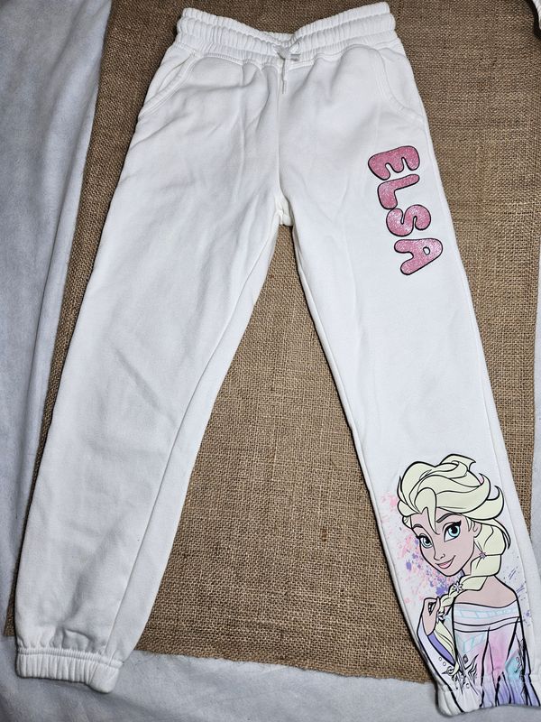 PANTALON DEPORTIVO, PARA NIÑA, CON FELPA, COLOR BLANCO, CON DISEÑO ELSA FROZEN. TALLE 7-8