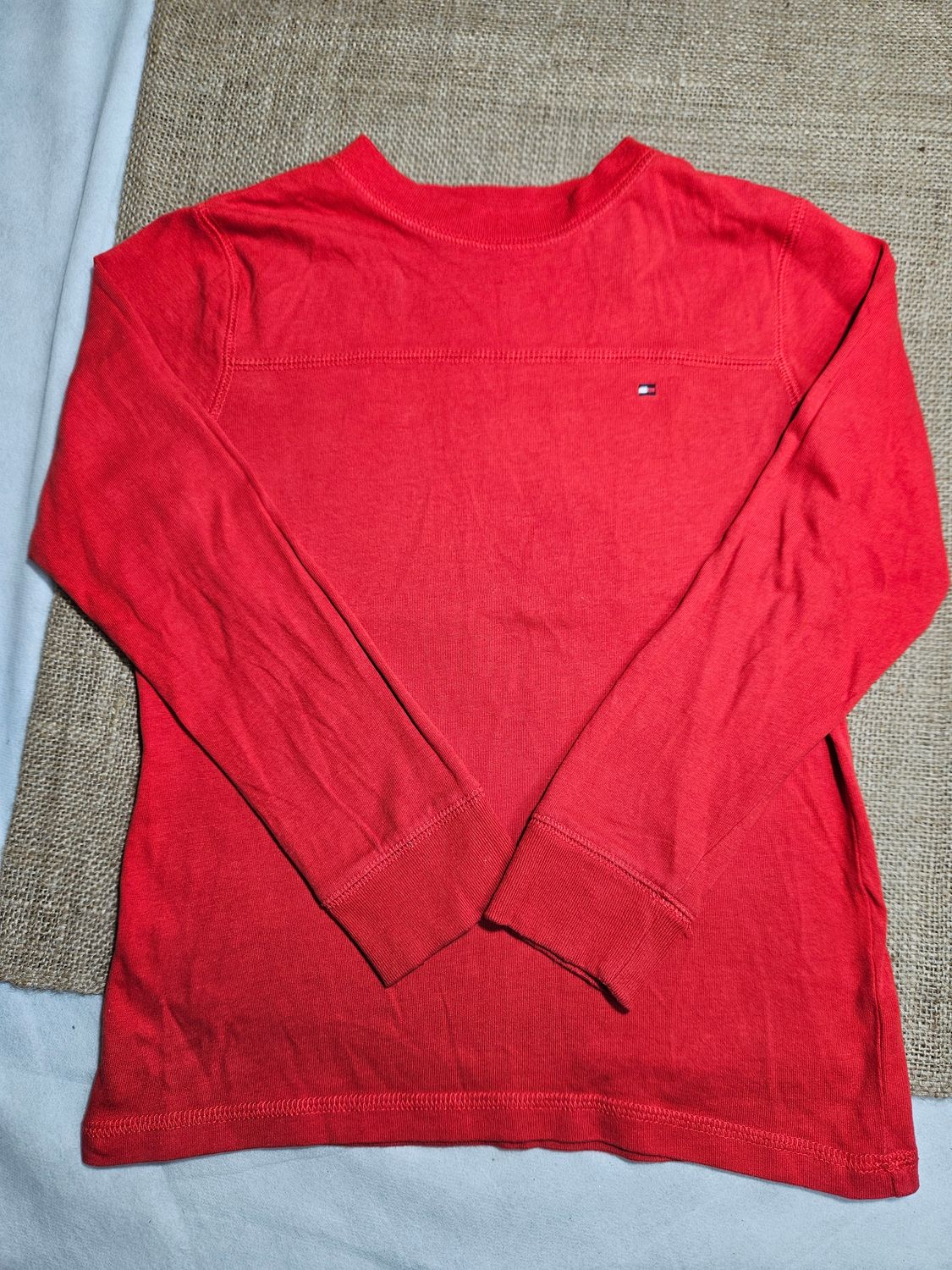 REMERA DE ALGODÓN, MANGA LARGA, PARA NIÑO, TALLE 6-7. MARCA TOMMY