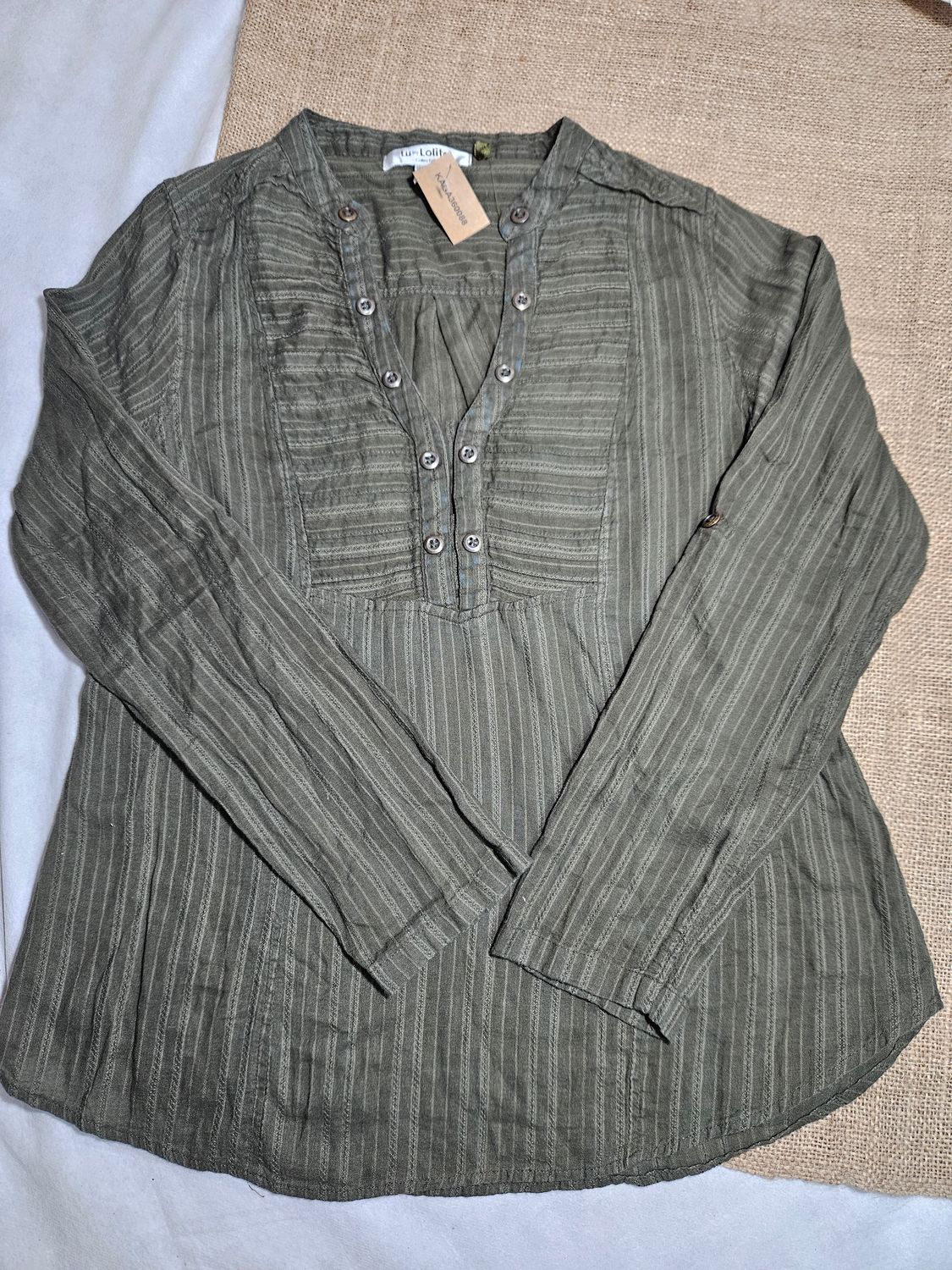 BLUSA CON CUELLO CON BOTONES, MANGA LARGA, EN TELA ESTILO BAMBULA. MARCA LOLITA, COLOR VERDE. TALLE S