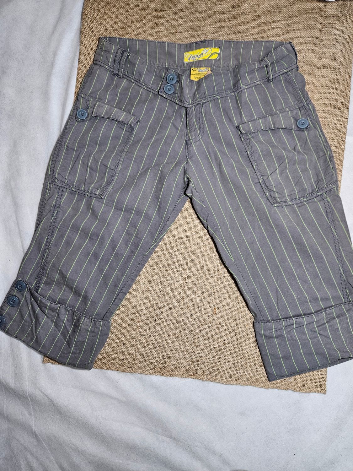BERMUDA PARA DAMA GRIS CON RAYAS VERDES. CON BOLSILLOS. MARCA RETA GIRLS. TALLE 40
