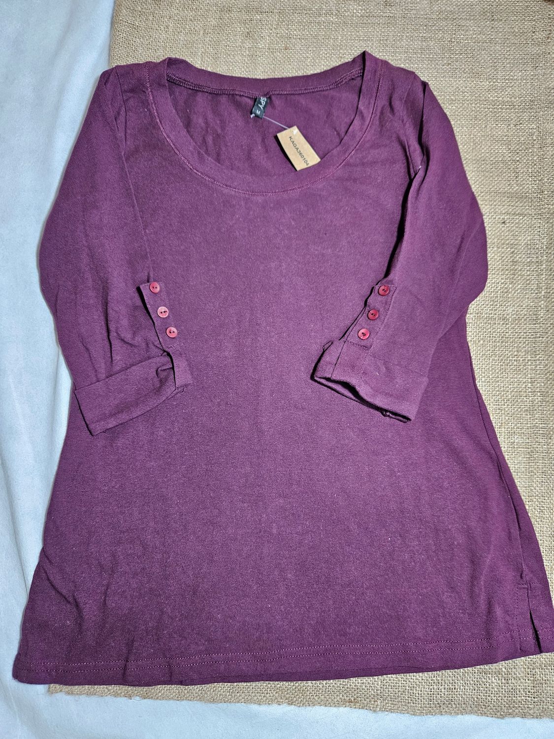 REMERA DE ALGODON, PARA DAMA. MANGA 3/4, ESCOTE REDONDO. COLOR BORDEAUX, TALLE M. MARCA SPY