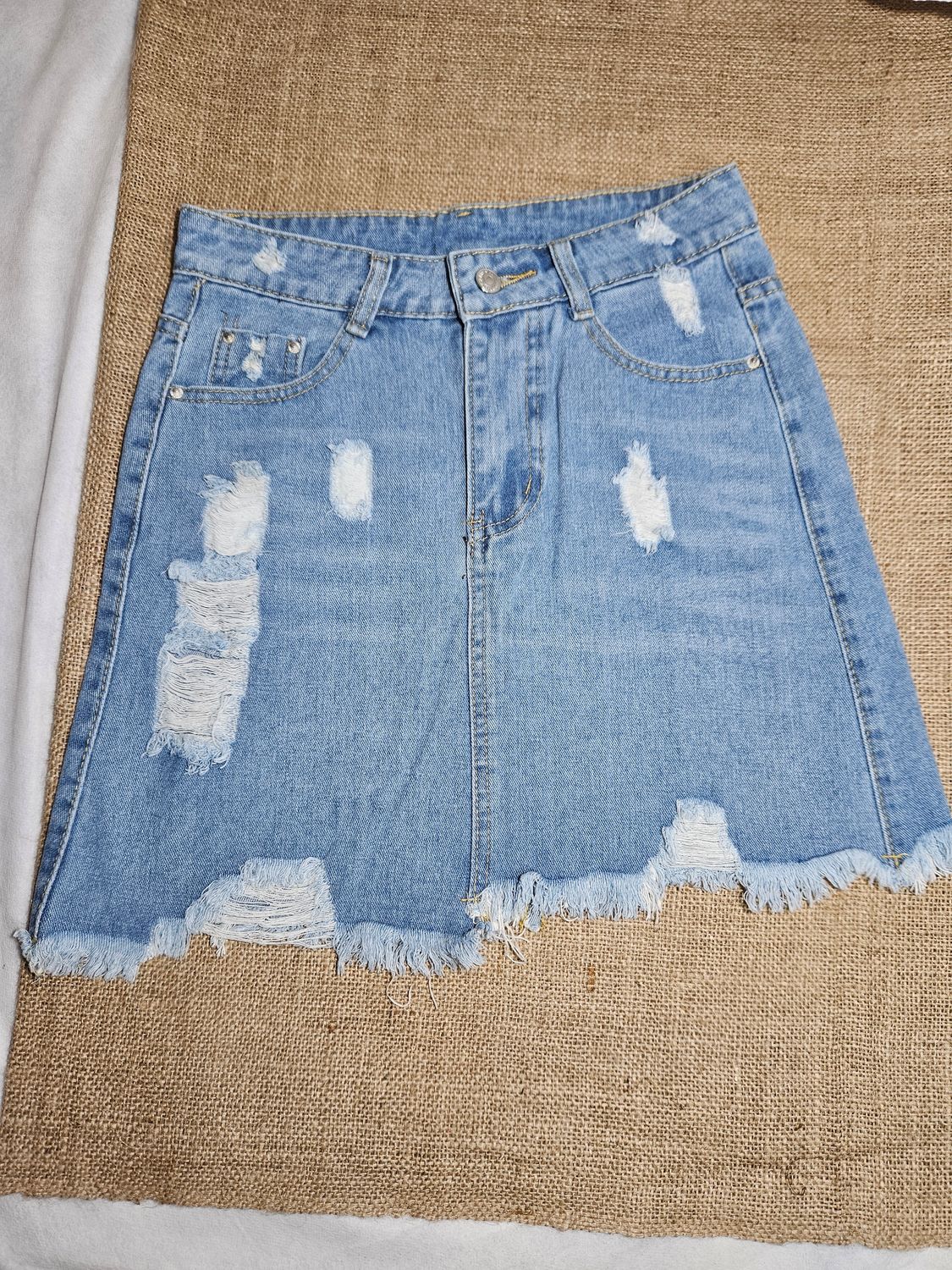 MINI DE JEAN (FALDA), CON ROTURAS. MARCA SHEIN. TALLE M.