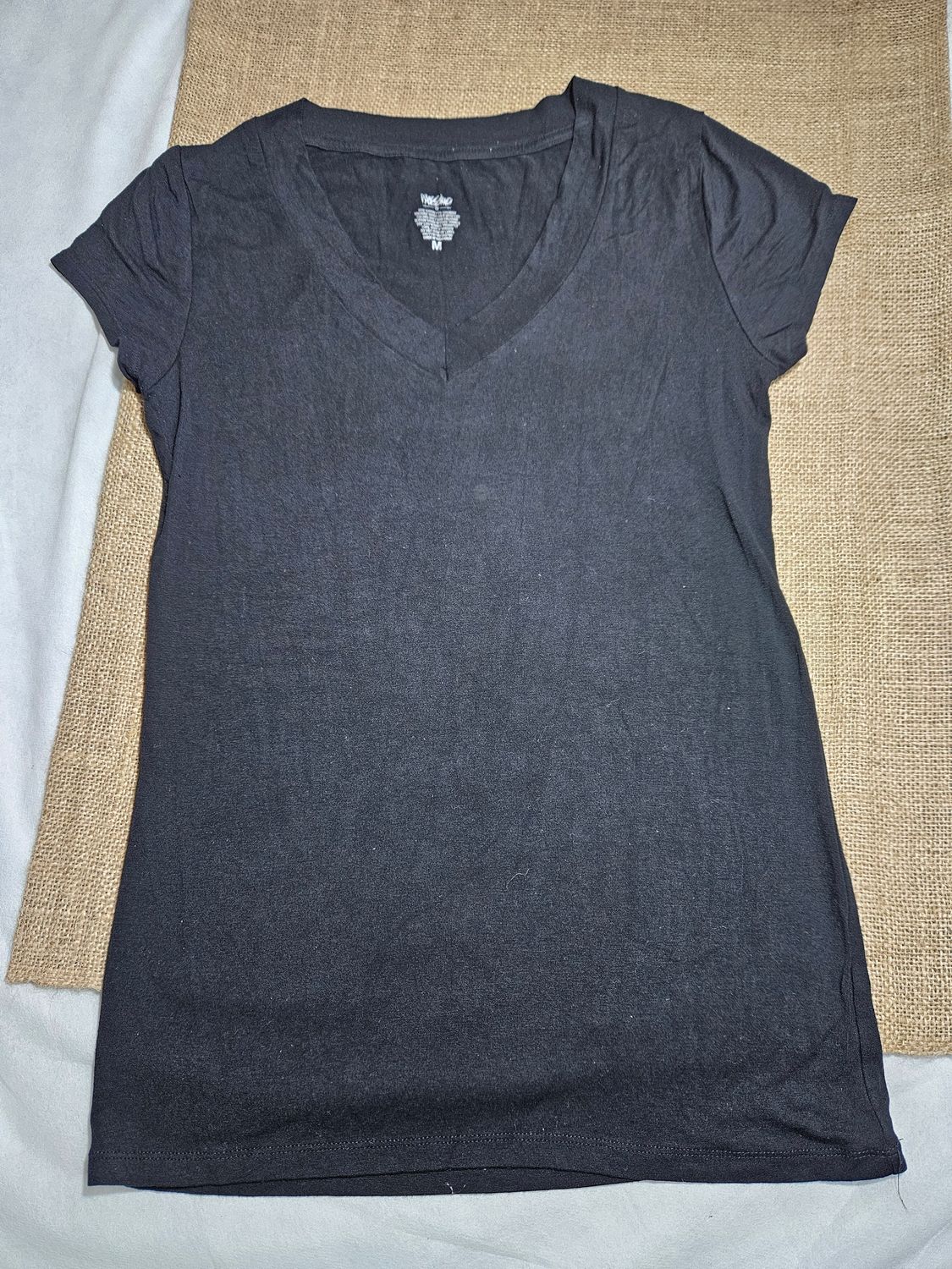 REMERA DE ALGODÓN, PARA DAMA, MANGA CORTA, ESCOTE EN V. COLOR NEGRO. TALLE M.