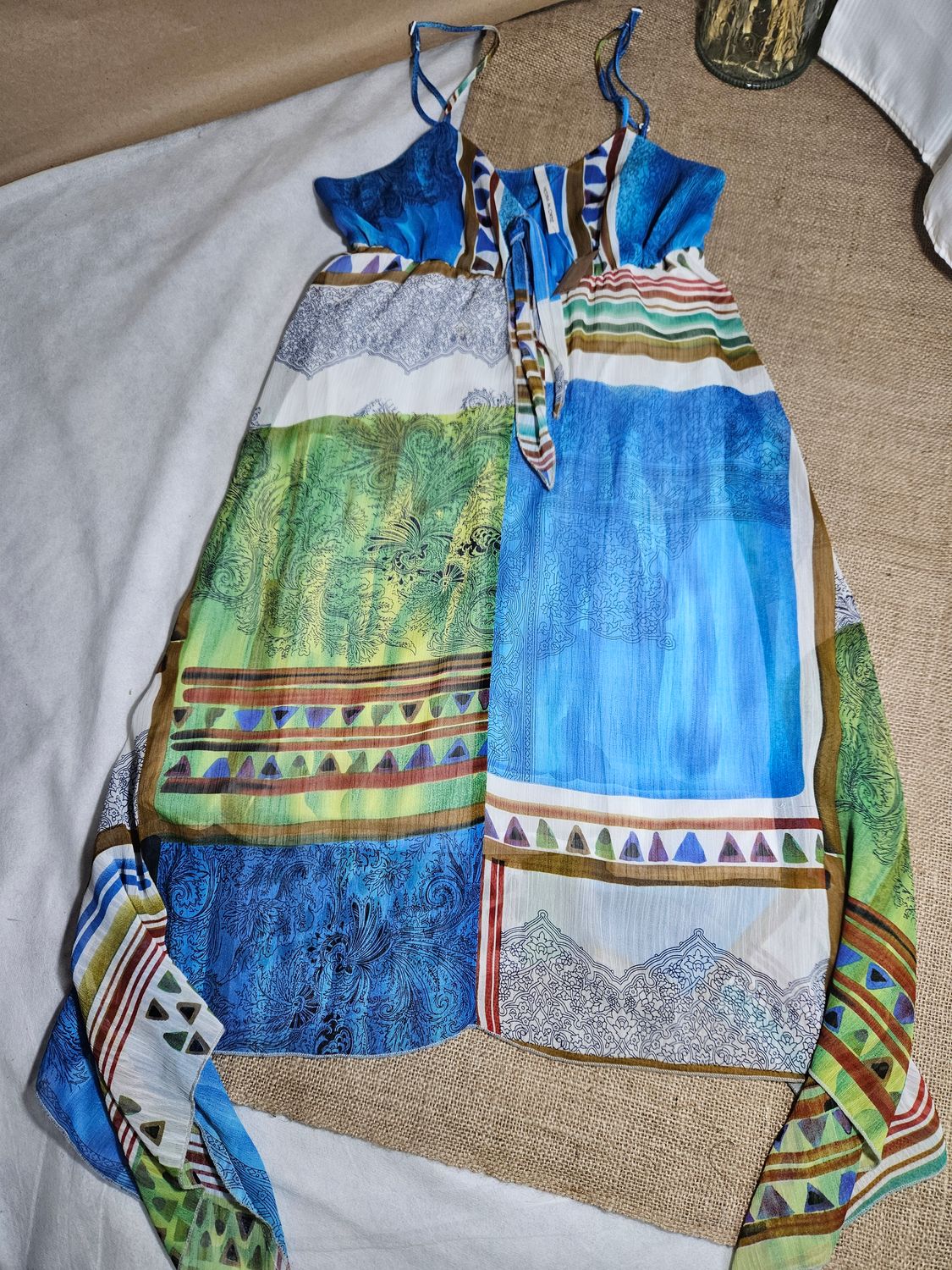 VESTIDO EN GASA, ESTAMPADO EN AZUL, VERDE Y MÁS. BRETELES FINOS Y TERMINACIÓN EN PICOS. MARCA VICTORIA M. ORTIZ. TALLE M.