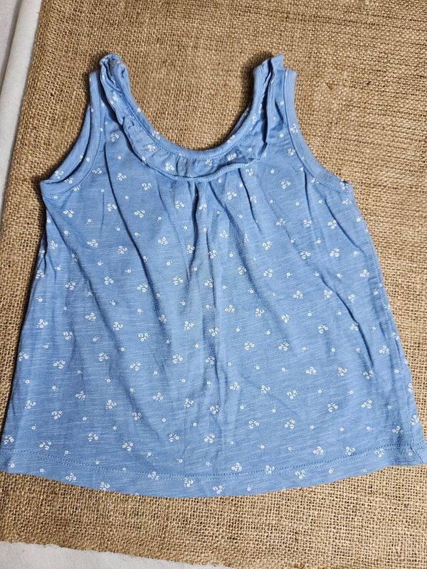 MUSCULOSA PARA NIÑA, CELESTE CON FLORES BLANCAS. VOLADO EN EL CUELLO. TALLE 36 MESES (3 AÑOS), MARCA GIRLS COLLECTION.