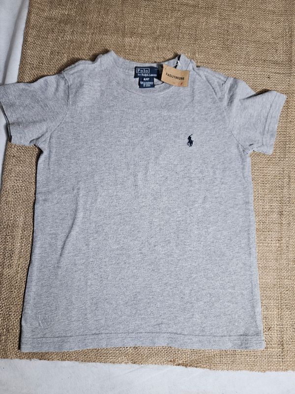 REMERA DE ALGODÓN, MANGA CORTA, PARA NIÑO, COLOR GRIS. MARCA POLO. TALLE 4