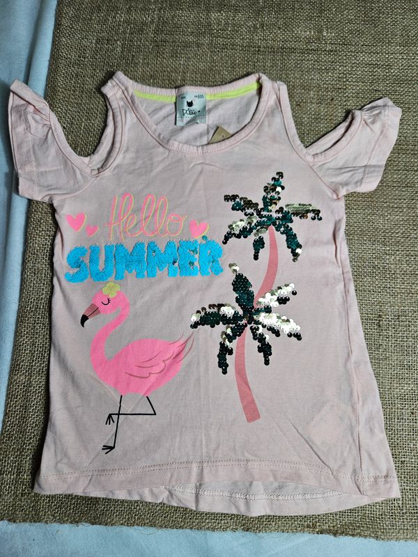 REMERADE ALGODÓN, MANGA CORTA, PARA NIÑA, CON HOMBROS DESCUBIERTOS Y ESTAMPA CON LENTEJUELAS. COLOR SALMÓN. TALLE 4. MARCA POIM.