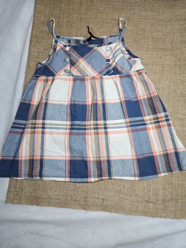 MUSCULOSA PARA NIÑA, CUADRILLE, BRETELES FINOS, Y BOTONES. TALLE 10, MARCA HERING