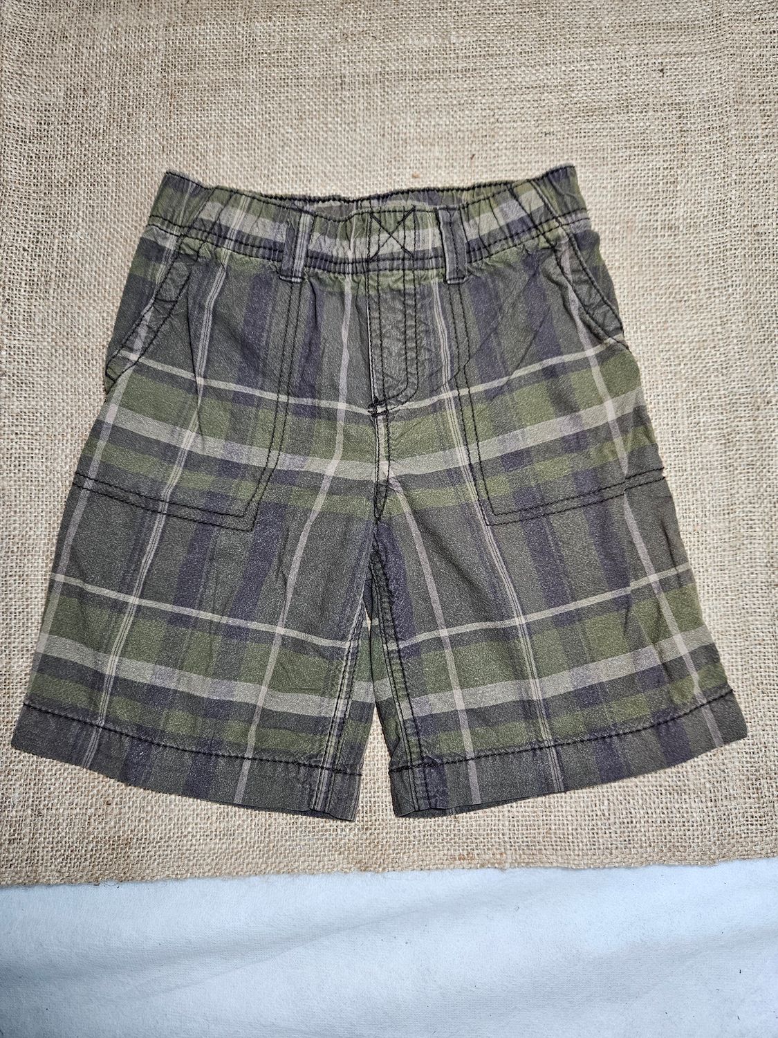 BERMUDA PARA NIÑO, CUADRILLE, COLOR VERDE. PEQUEÑA ROTURA EN PARTE TRASERA. MARCA CARTERS, TALLE 5