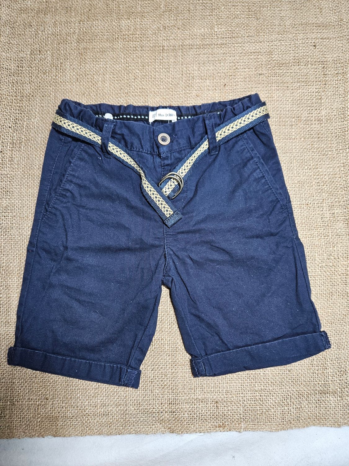 BERMUDA PARA NIÑO, DE GABARDINA, CON CINTURÓN. COLOR AZUL. MARCA POIM. TALLE 3. IMPECABLE