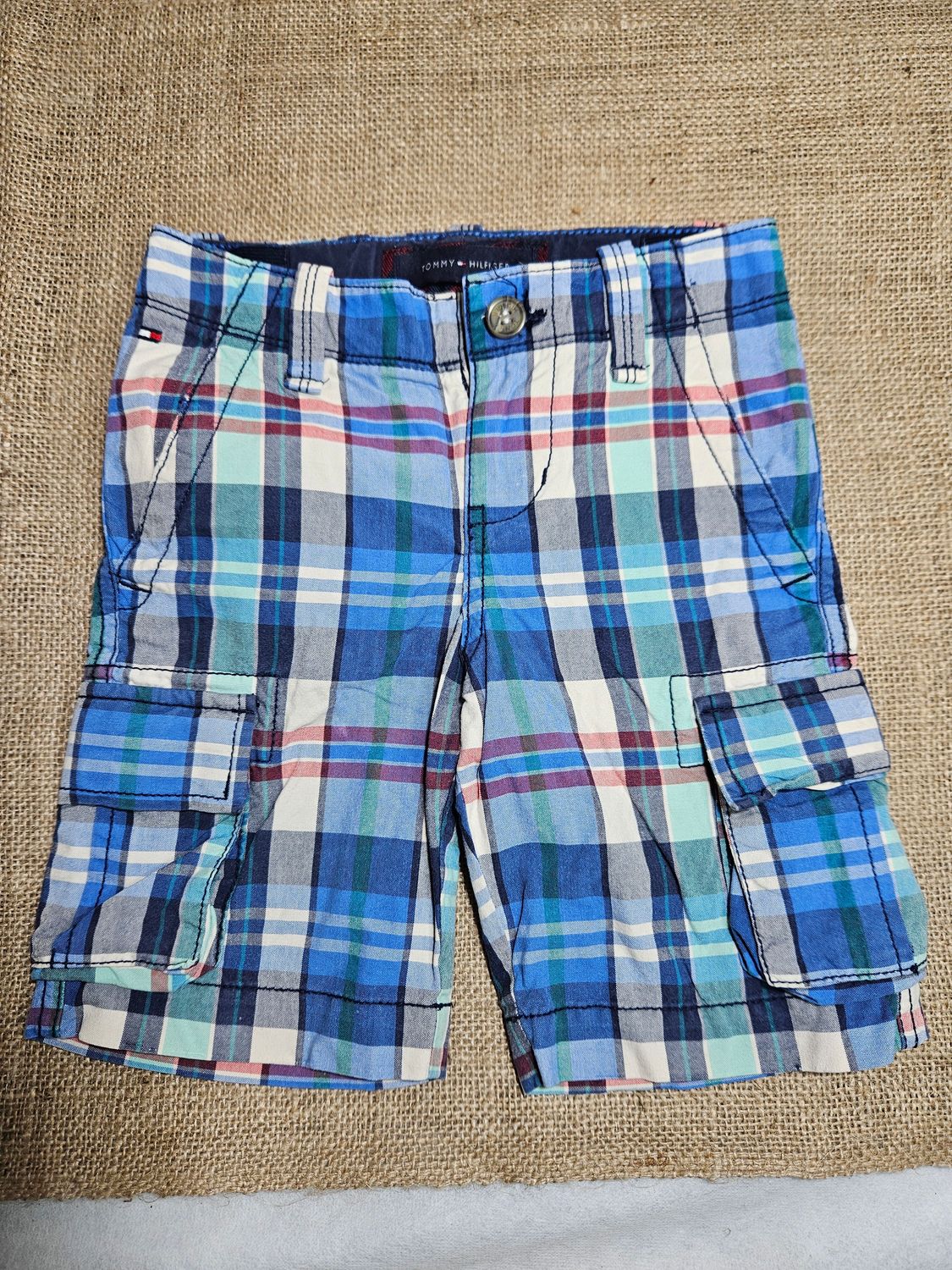 BERMUDA PARA NIÑO, CUADRILLE CELESTE Y AZUL. TALLE 5. MARCA TOMMY. EXCELENTE ESTADO
