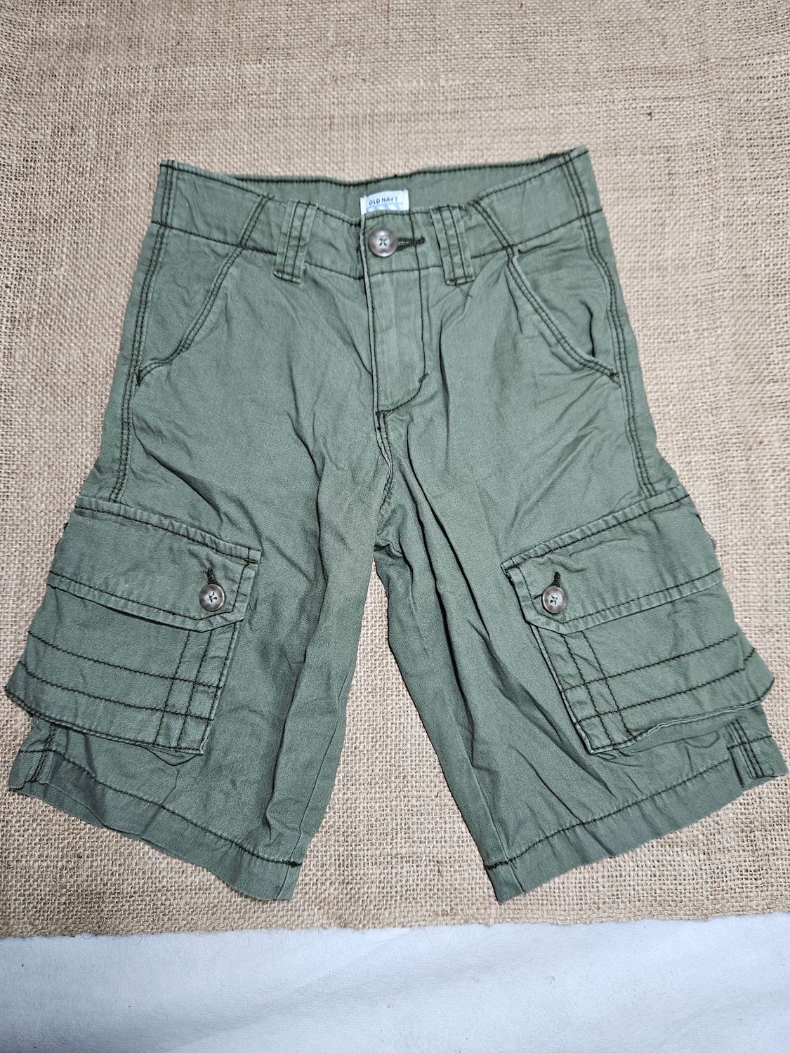 BERMUDA PARA NIÑO, ESTILO CARGO, COLOR VERDE MILITAR. MARCA OLDN NAVY. TALLE 4. EXCELENTE ESTADO