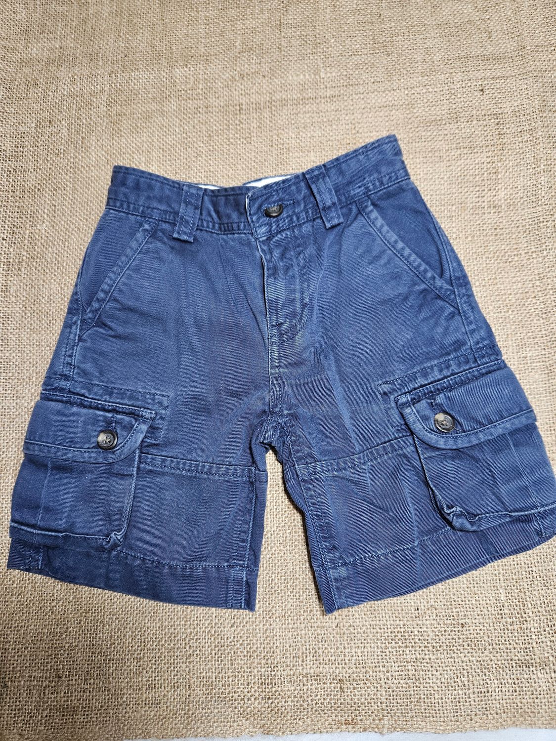BERMUDA PARA NIÑO, EN GABARDINA, ESTILO CARGO. COLOR AZUL. MARCA POLO. TALLE 2