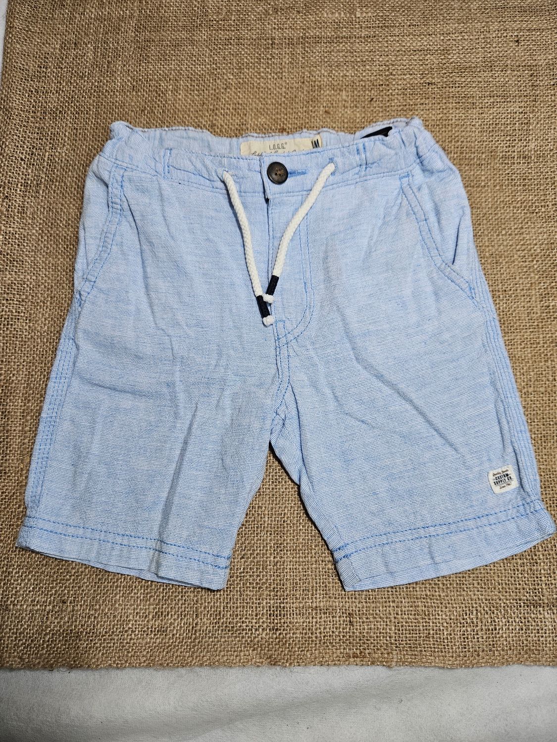 BERMUDA PARA NIÑO, EN LINO, COLOR CELESTE, TALLE 4-5. MARCA HYM. IMPECABLE