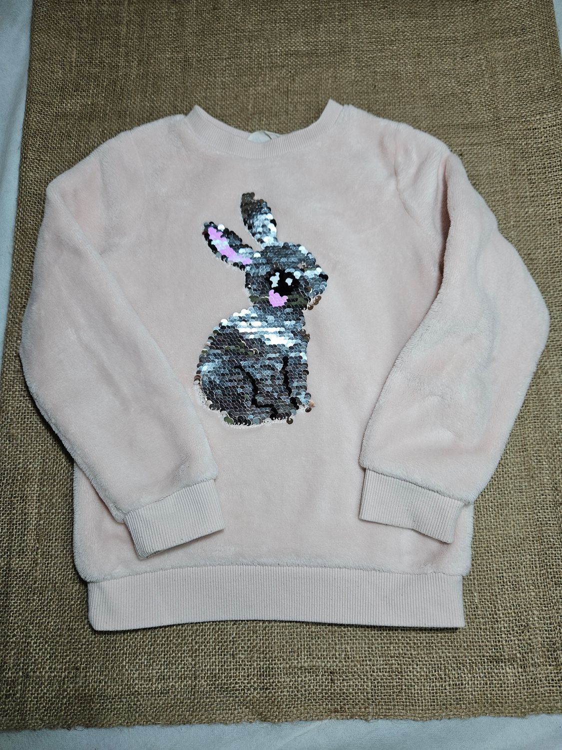 BUZO DE ABRIGO PARA NIÑA, EN PLUSH, CON DISEÑO DE CONEJO EN LENTEJUELAS. TALLE 5-6. MARCA HYM