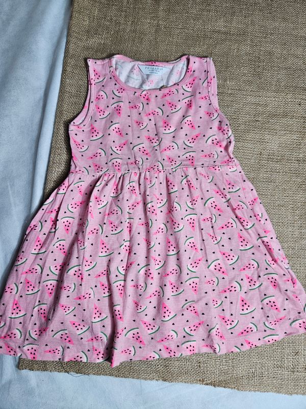 VESTIDO PARA NIÑA, DISEÑO SANDÍAS. MARCA PRIMARK. TALLE 4-5