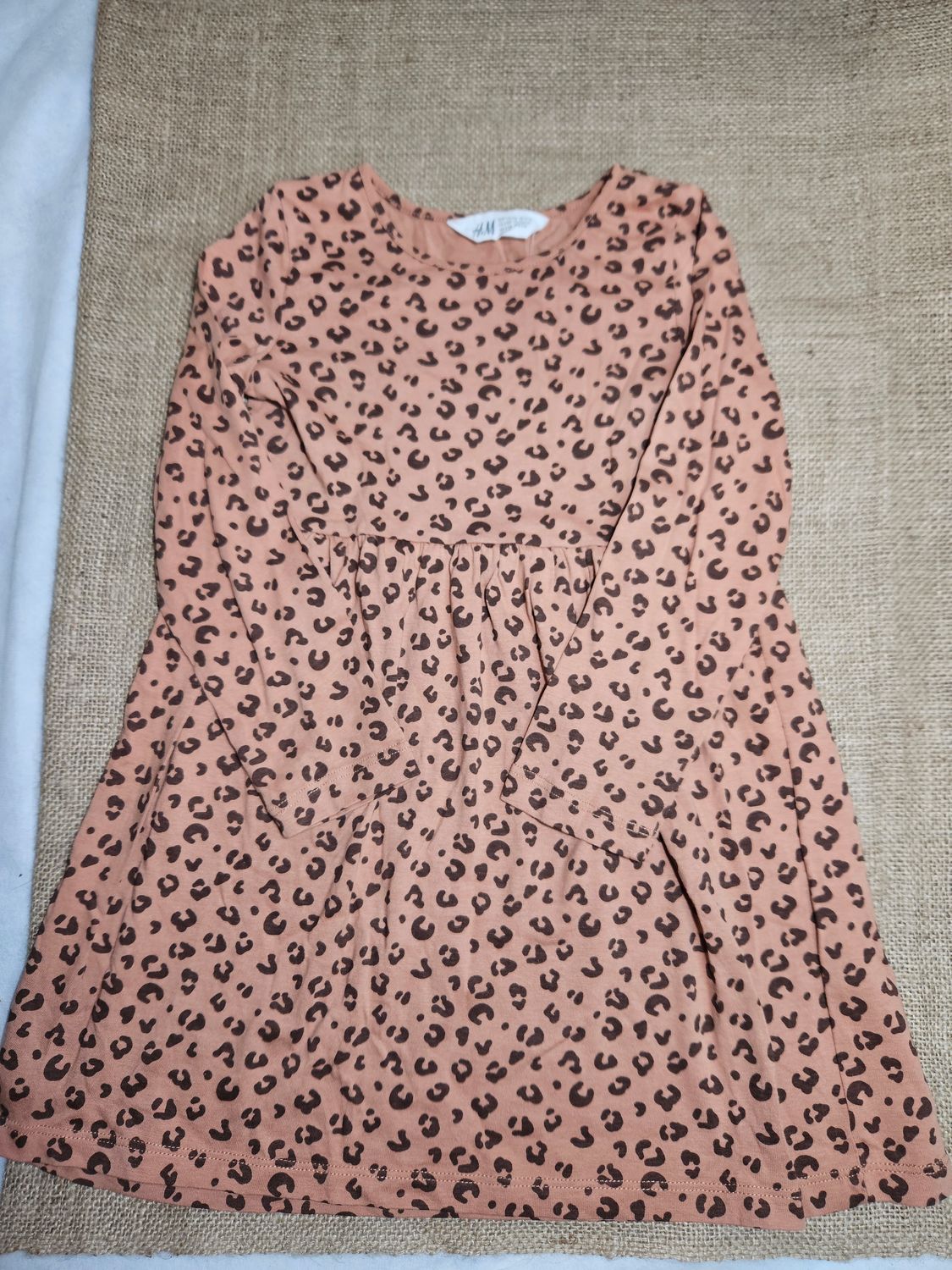 VESTIDO PARA NIÑA, EN ALGODÓN, MANGA LARGA, DISEÑO ANIMAL PRINT, COLOR ROSA. MARCA HYM. TALLE 4-6. IMPECABLE