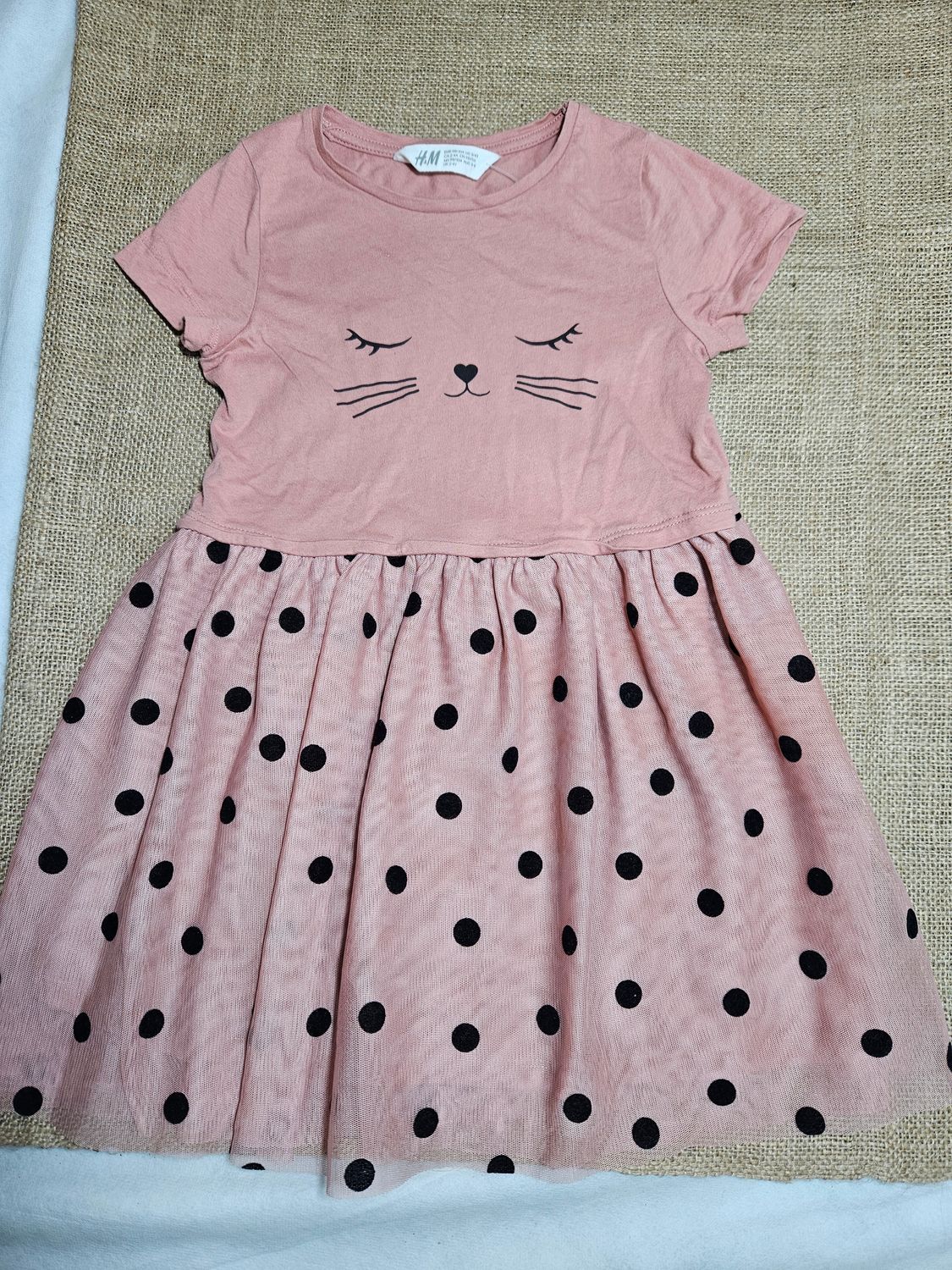 VESTIDO PARA NIÑA, MANGA CORTA, EN ALGODÓN Y FALDA DE TUL CON CAPAS. DISEÑO DE GATITO, FALDA CON LUNARES. TALLE 2-4. MARCA HYM