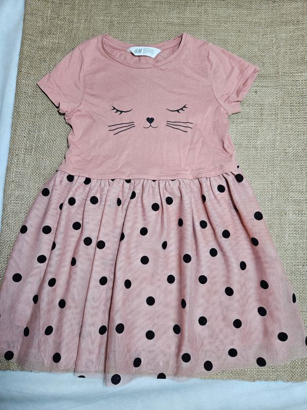 VESTIDO PARA NIÑA, MANGA CORTA, EN ALGODÓN Y FALDA DE TUL CON CAPAS. DISEÑO DE GATITO, FALDA CON LUNARES. TALLE 2-4. MARCA HYM