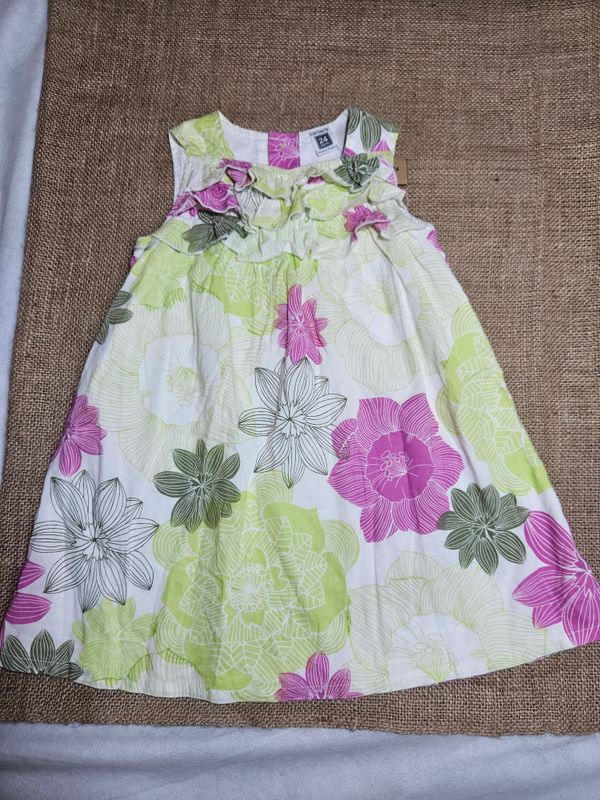 VESTIDO PARA NIÑA, FORRADO, CON VOLADOS EN PETO. DISEÑO FLORES. MARCA CARTERS, TALLE 24 MESES
