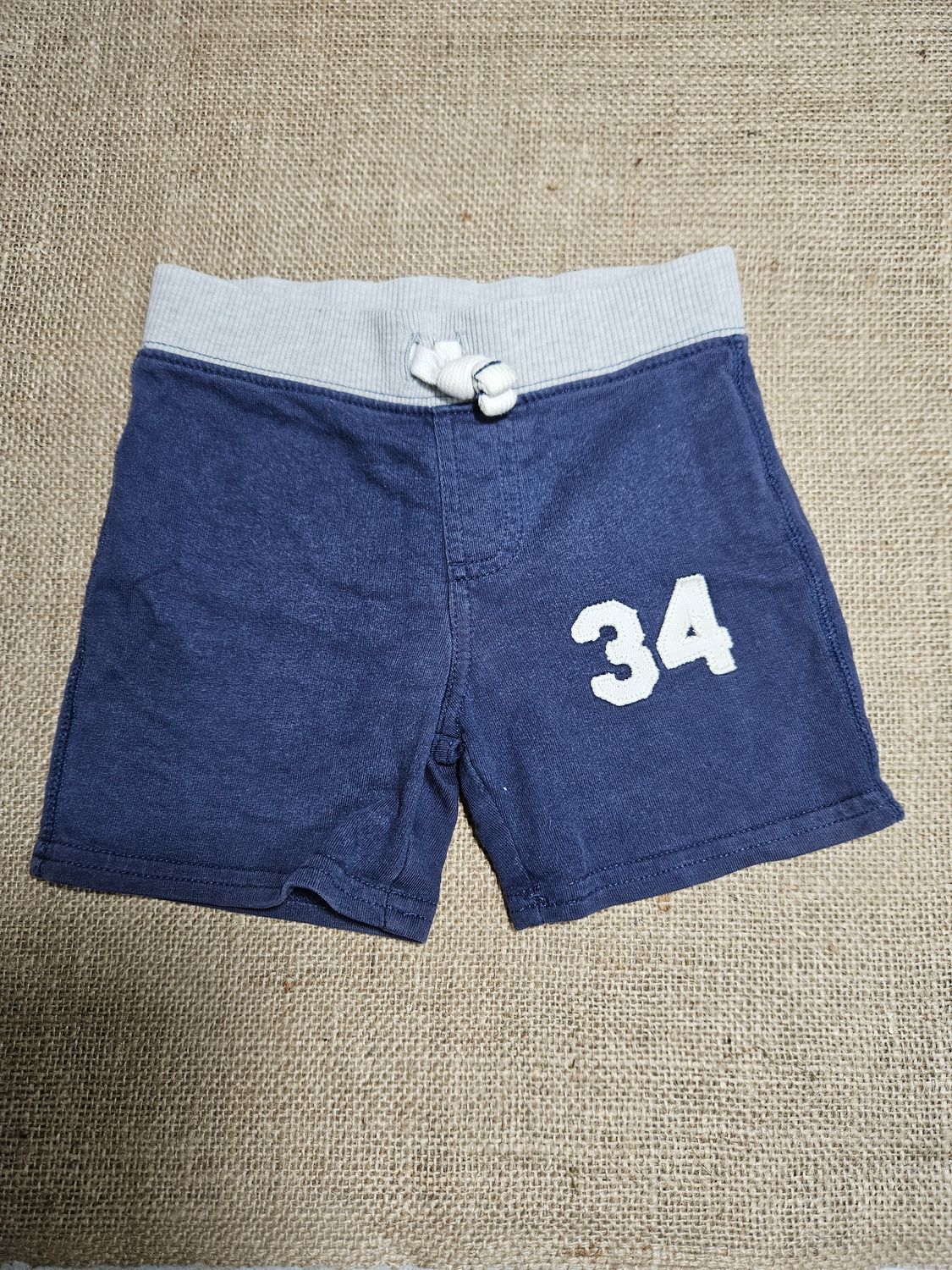 SHORT PARA NIÑO, EN ALGODÓN. MARCA CARTERS, TALLE 18 MESES. CON USO