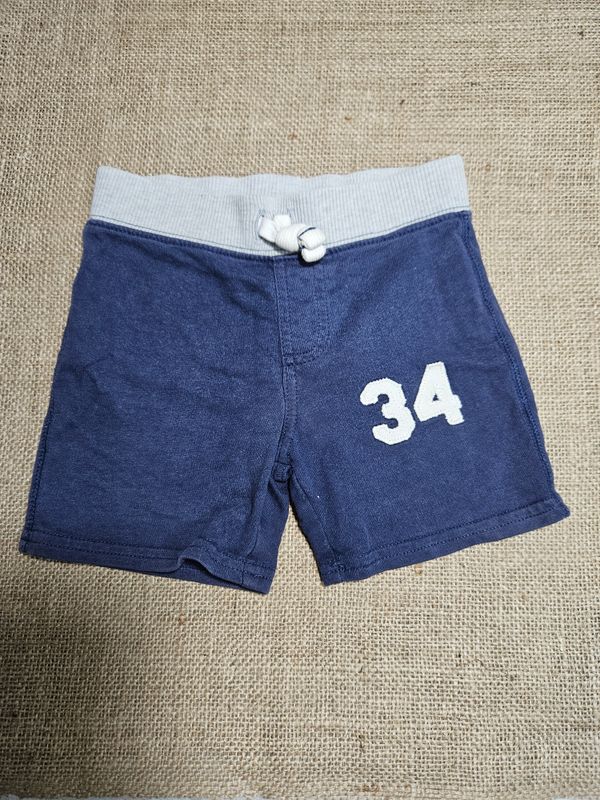 SHORT PARA NIÑO, EN ALGODÓN. MARCA CARTERS, TALLE 18 MESES. CON USO