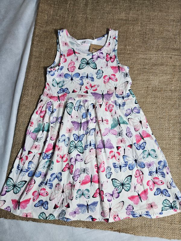 VESTIDO PARA NIÑA, DISEÑO MARIPOSAS, TALLE 2-4. MARCA HYM