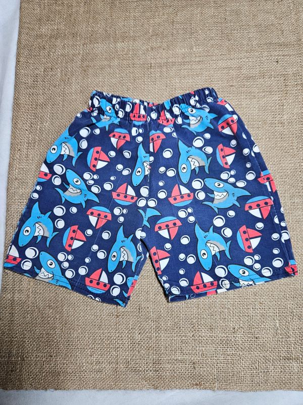 SHORT PARA NIÑO, DE PLAYA. DISEÑO TIBURON Y BARCO. TALLE 24 MESES