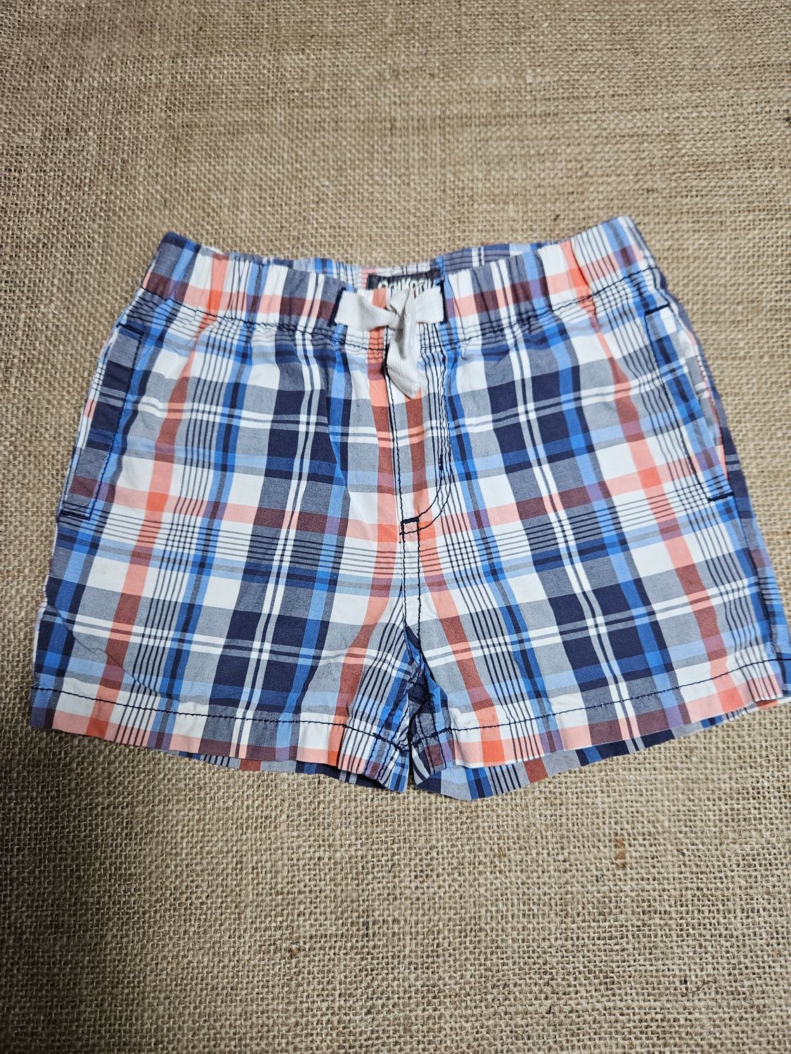 SHORT PARA NIÑO, CUADRILLE, CON CINTURA ELASTIZADA. MARCA OSHKOSH, TALLE 18 MESES