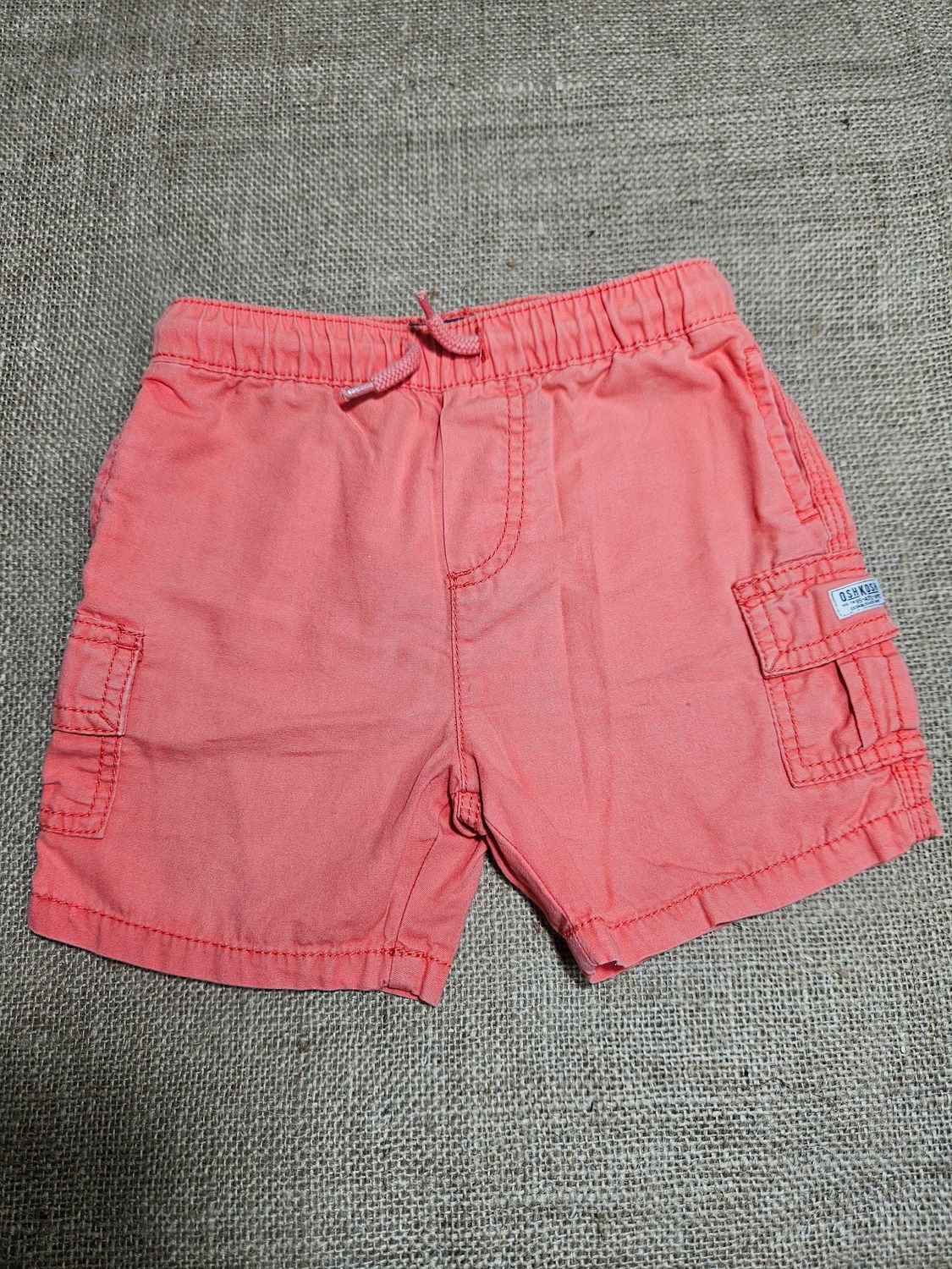 SHORT PARA NIÑO, CON BOLSILLOS LATERALES Y PRETINA ELASTIZADA. COLOR NARANJA. MARCA OSHKOSH. TALLE 24 MESES.