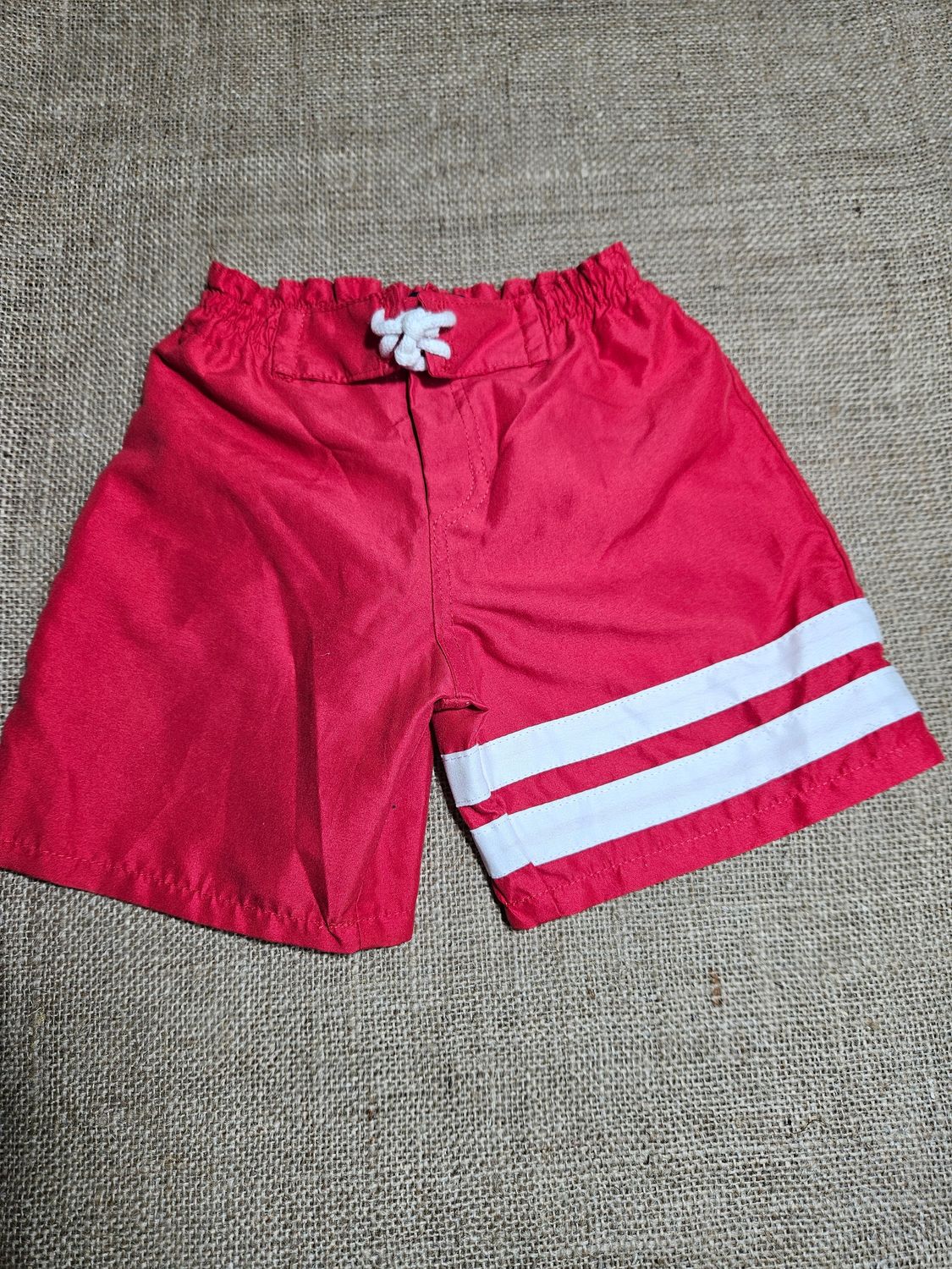 SHORT DE BAÑO, PARA NIÑO, CON SUSPENSOR. COLOR ROJO, TALLE 2. MARCA COLLAGE