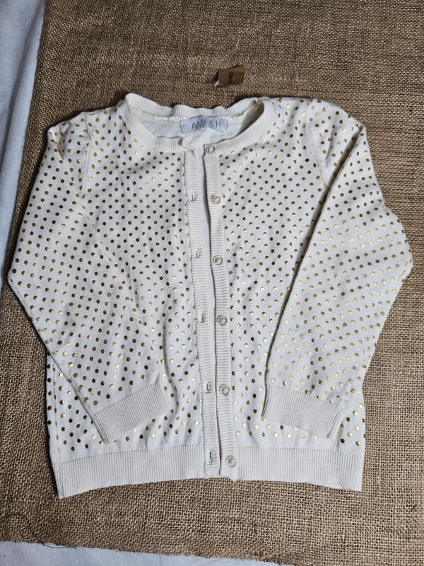 SACO PARA NIÑA, COLOR MANTECA CON LUNARES DORADOS. MARCA AMY Y H. TALLE 3