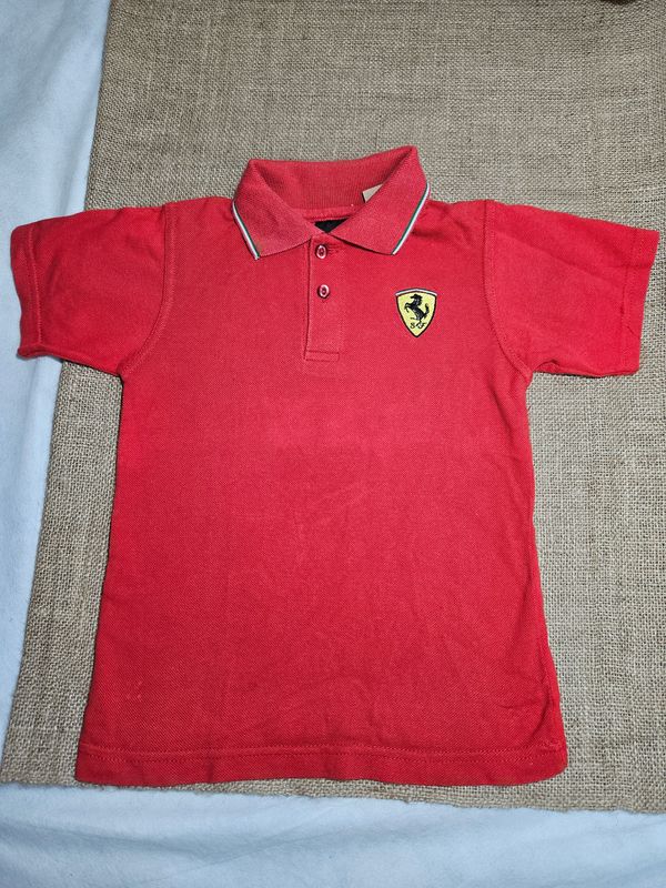 REMERA TIPO CHOMBA, EN PIQUE, PARA NIÑO, MANGA CORTA. FERRARI. COLOR ROJA, TALLE 2