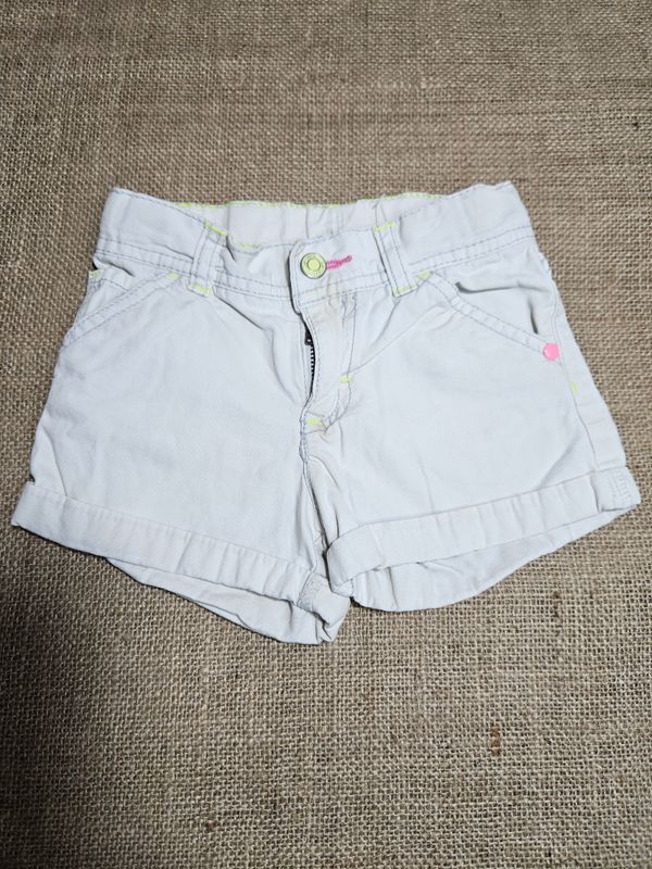 SHORT DE JEAN PARA NIÑA, MARCA CARTERS, TALLE 3. CON USO